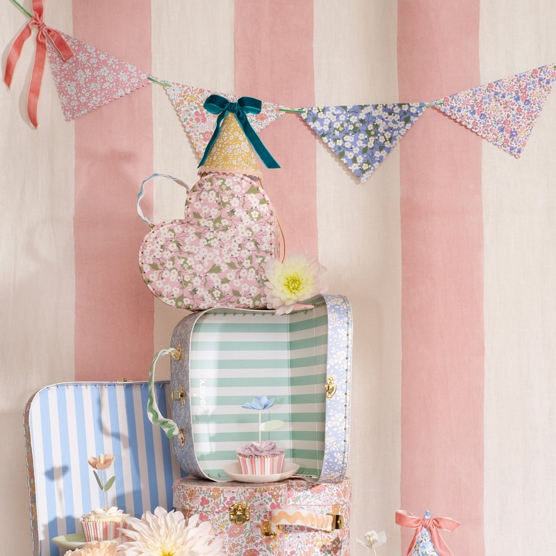 x Liberty Scallop Edge Garland